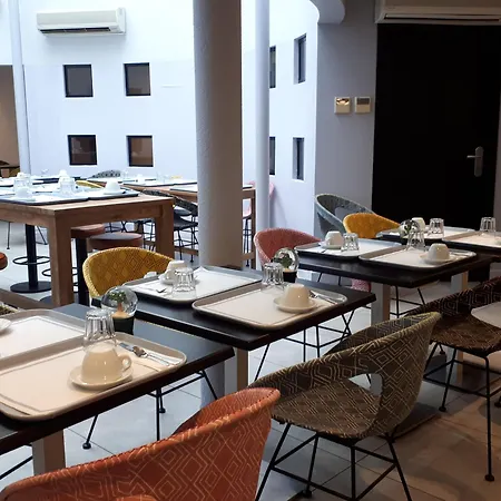 Victoria Garden Centre Aparthotel 3*